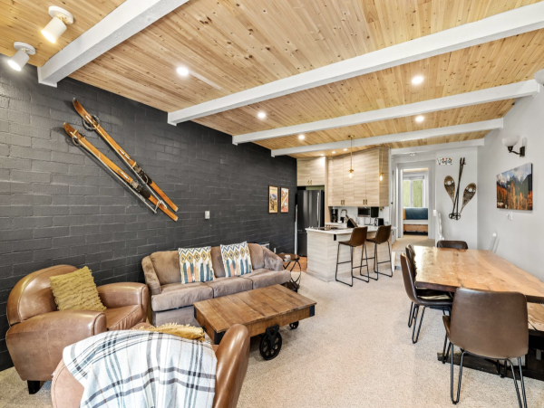 300 yards to the Slopes Sleeps 6 3 miles to Downtown